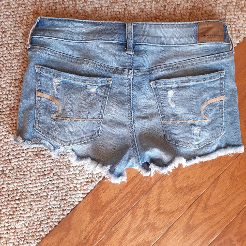 American Eagle Distressed Shortie Shorts size 4 - Picture 9 of 16